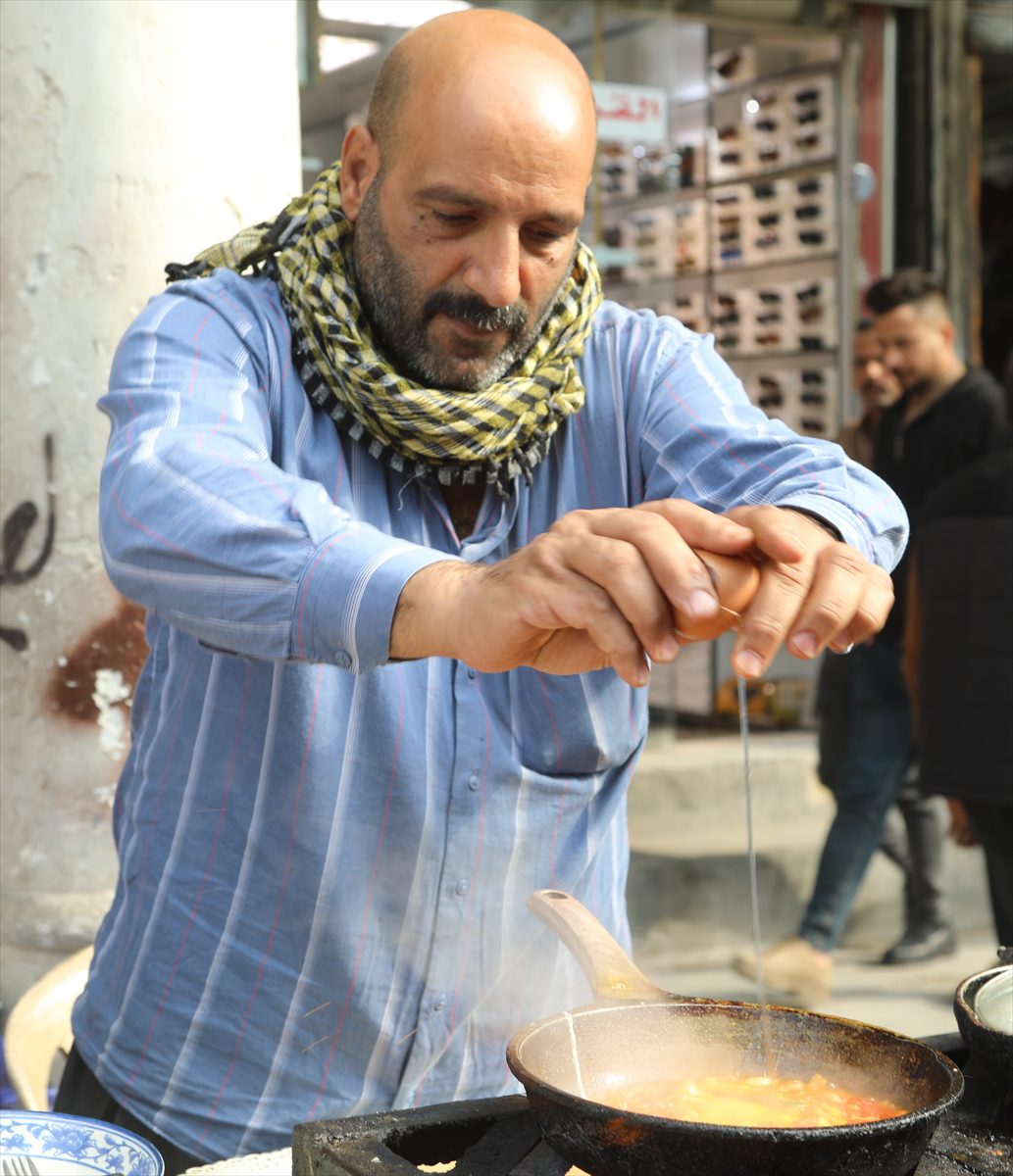 Iraklı seyyar satıcı sıra dışı hesap yeteneğiyle müşterilerinin “doğum günlerini” buluyor