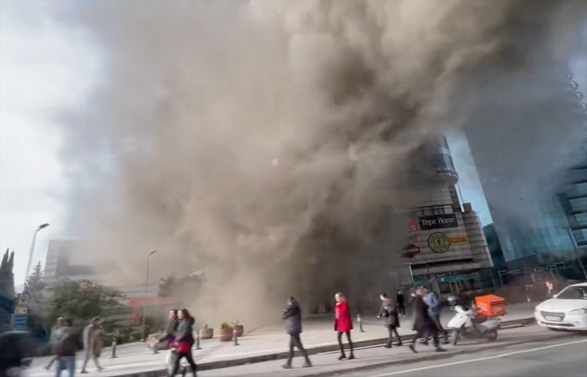 İstanbul'da bir AVM'de yangın çıktı