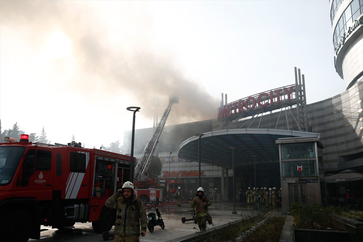 GÜNCELLEME 4 – İstanbul'da AVM'de çıkan yangının soğutma çalışmaları tamamlandı