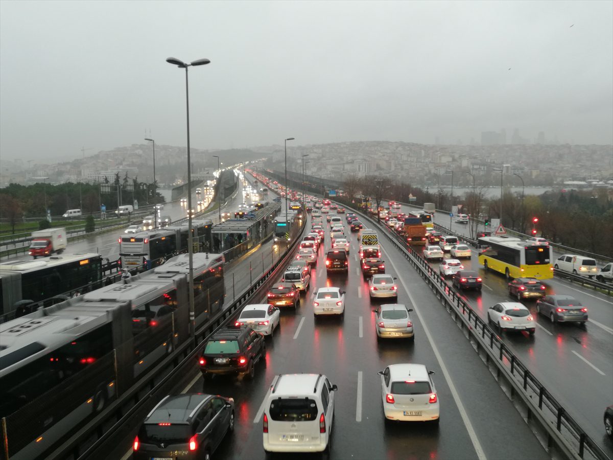 İstanbul'da yağışın da etkisiyle trafik yoğunluğu arttı