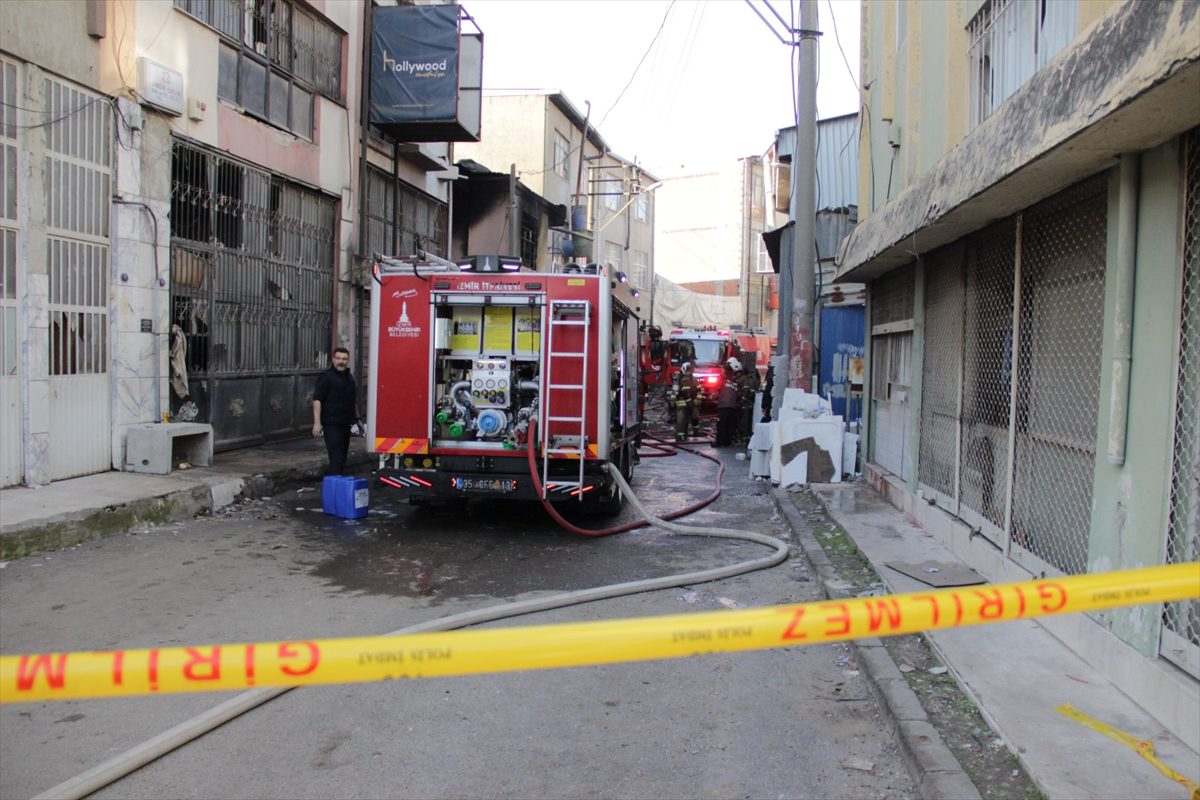 İzmir'de sünger atölyesinde çıkan yangın söndürüldü