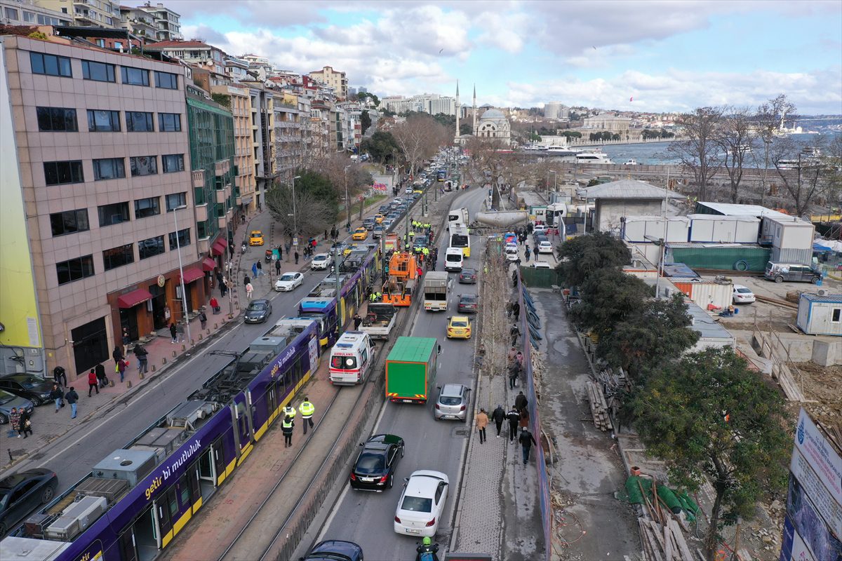 GÜNCELLEME – Kabataş-Bağcılar tramvayı raydan çıktı, 4 yolcu yaralandı