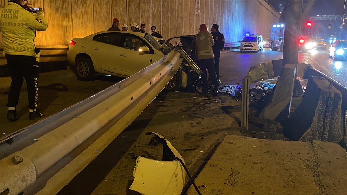 Kadıköy'de bariyerle çarpan otomobilin sürücüsü olay yerinden kaçtı