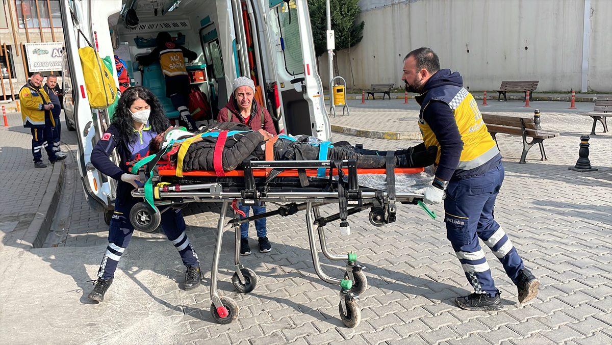 Karabük'te uçuruma devrilen traktördeki 2 kişi yaralandı