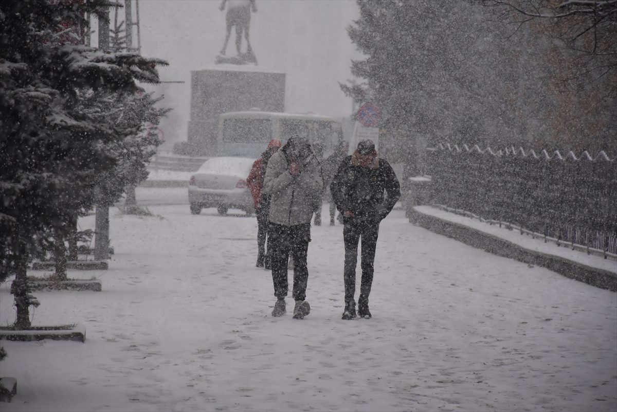 Kars'ta yoğun kar sürücüleri zorlarken öğrencilere oyun oluyor