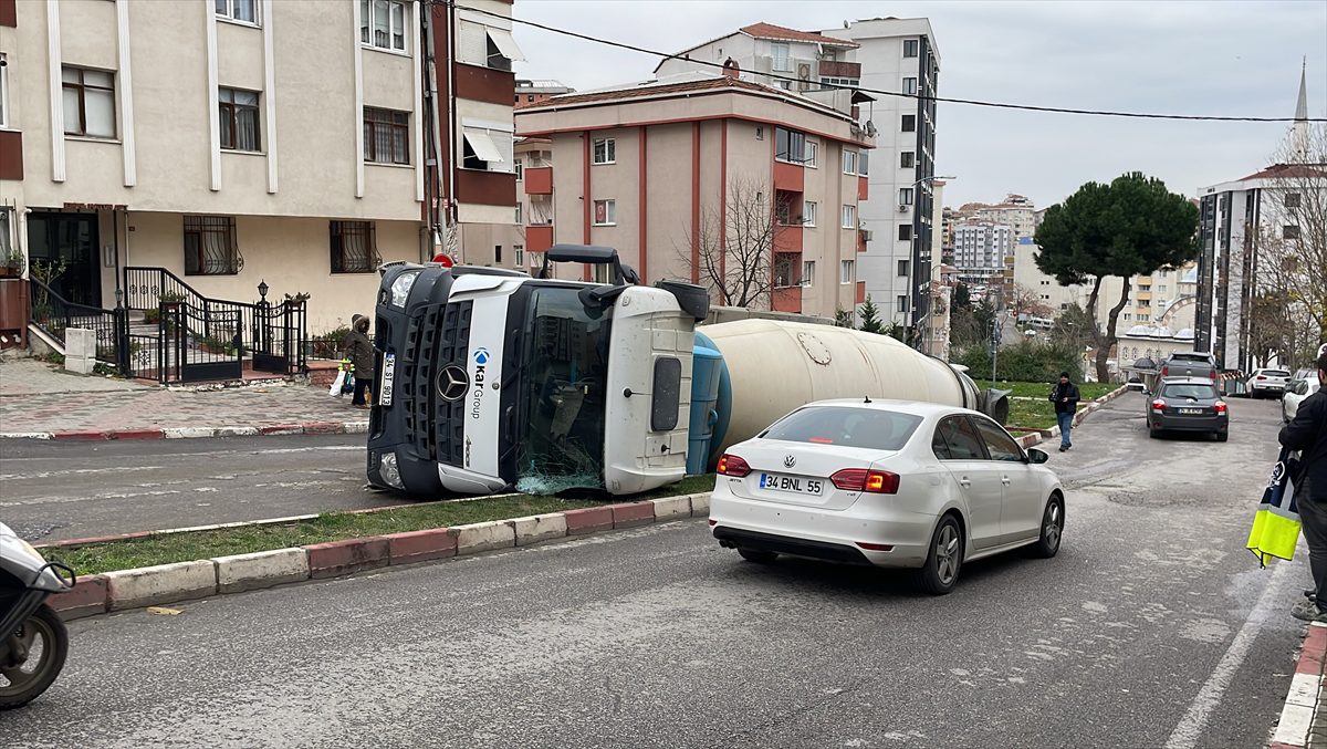 Kartal'da devrilen beton mikserinin sürücüsü yaralandı