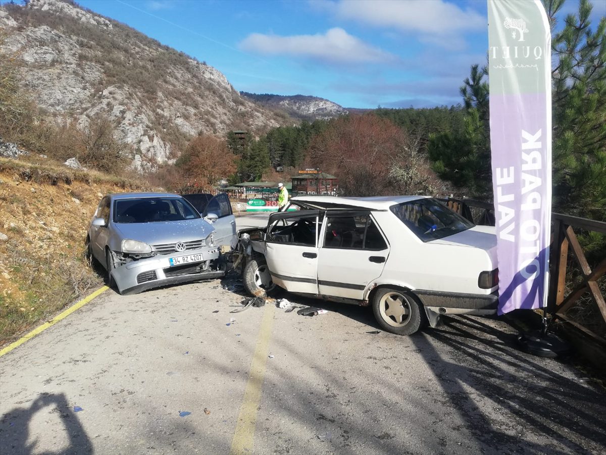 Kastamonu'da iki otomobilin çarpışması sonucu 5 kişi yaralandı