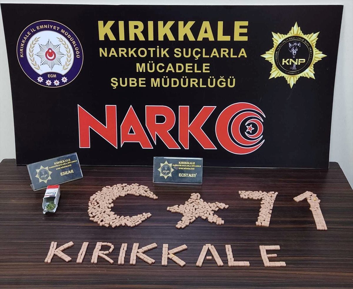 Kırıkkale'de bagajında uyuşturucu bulunan otomobildeki 2 zanlı tutuklandı