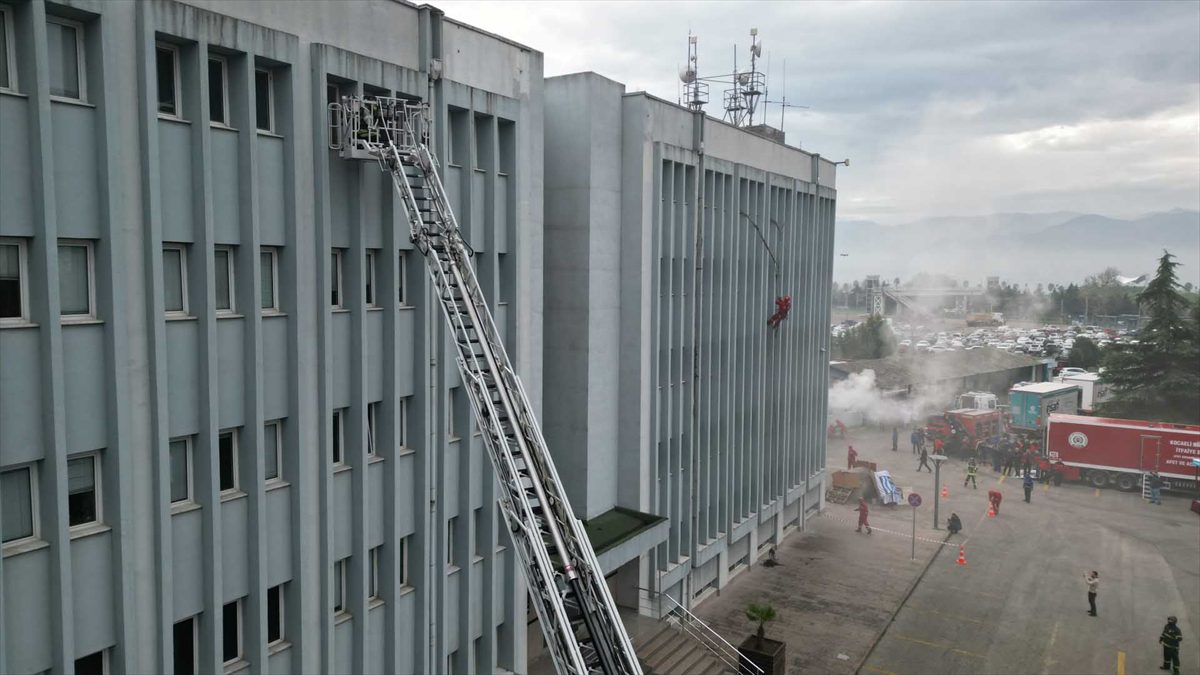 Kocaeli'de 12 bin belediye personelinin katılımıyla deprem tatbikatı düzenlendi