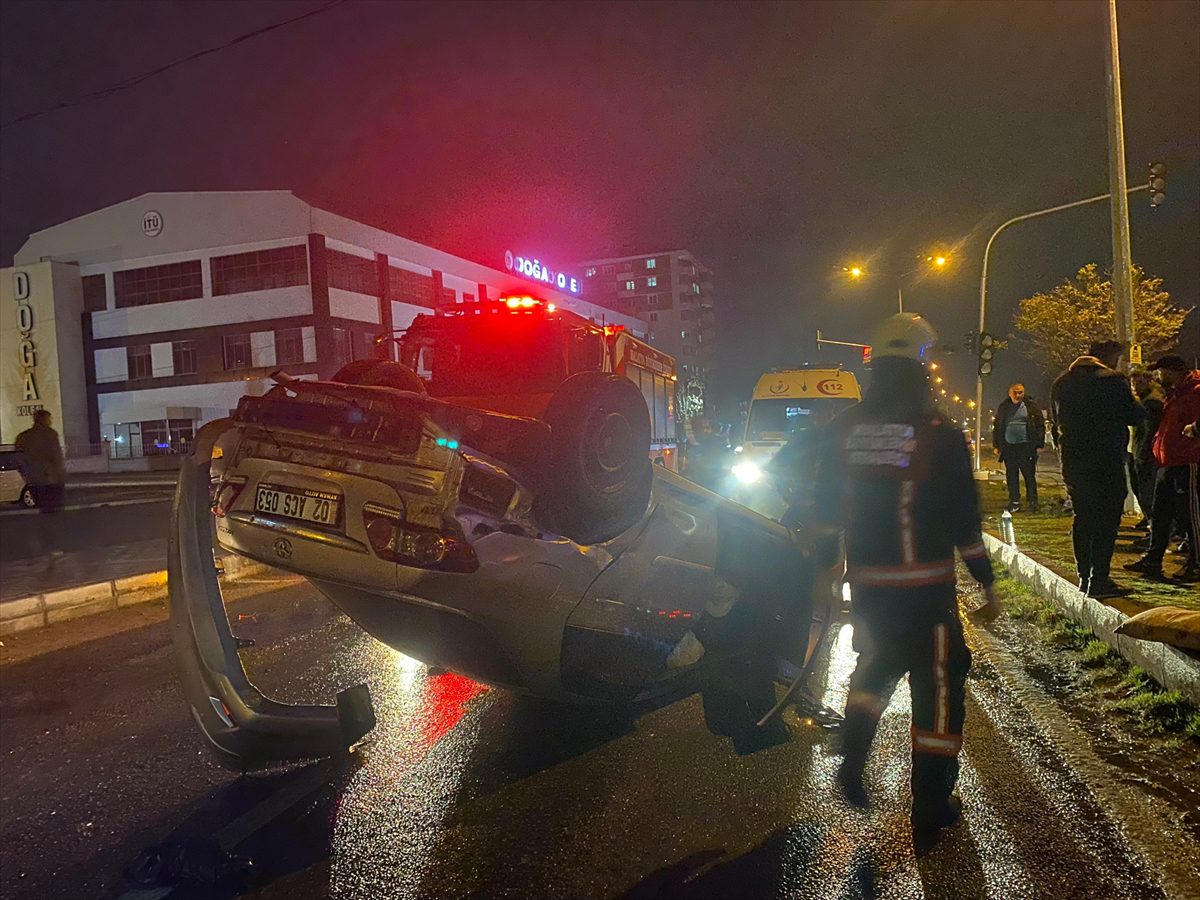 Malatya'da iki otomobilin çarpışması sonucu 3 kişi yaralandı