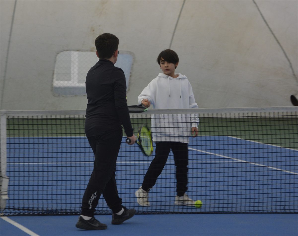 Manisa'da 12 Yaş Hafta Sonu Tenis Turnuvası başladı