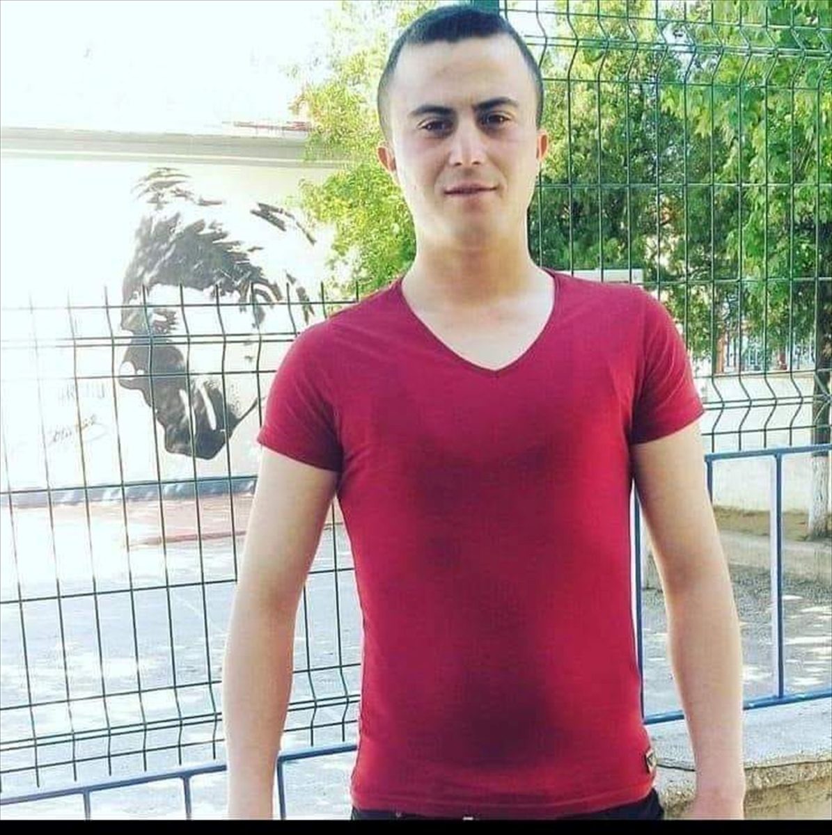 Mersin'de duvara çarpan otomobilin sürücüsü öldü, kardeşi yaralandı