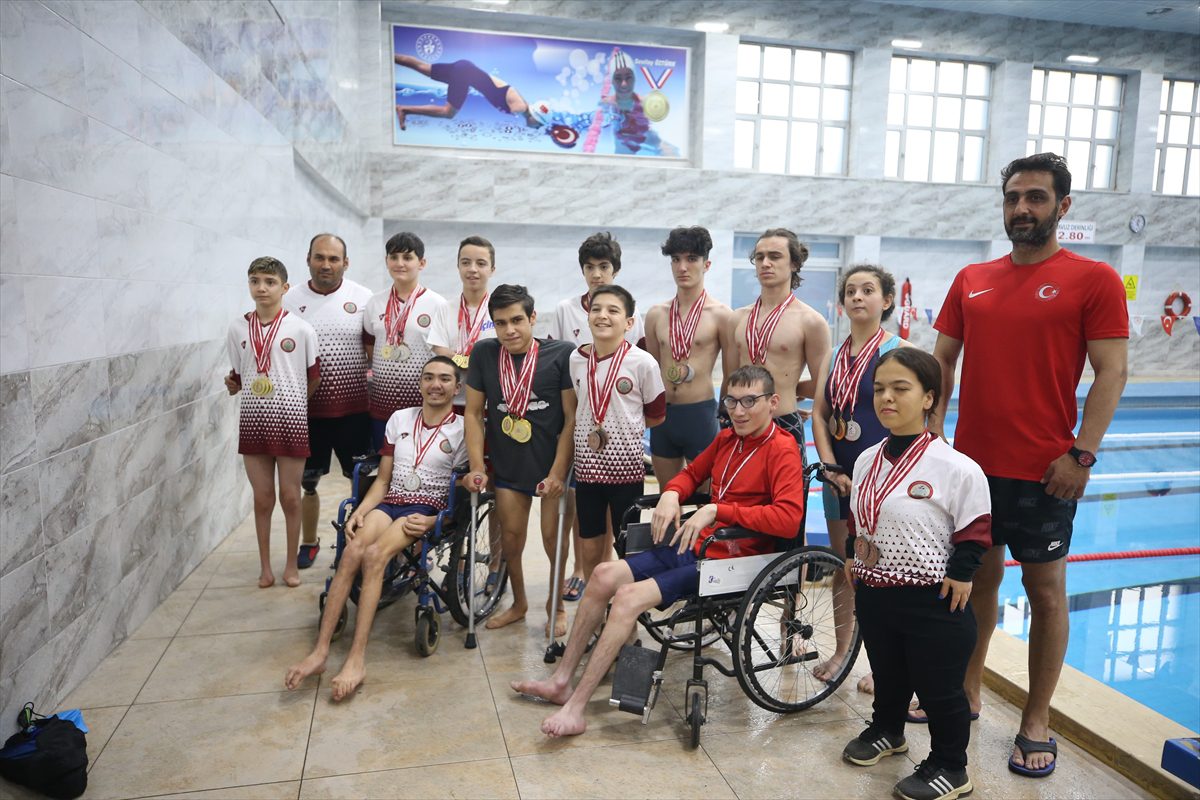 Protezli öğretmenin yetiştirdiği engelli sporcular, yüzmede 42 madalya kazandı