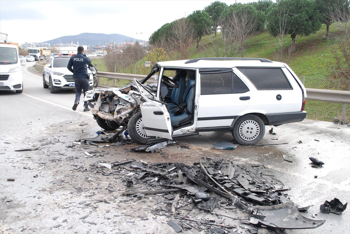 Sancaktepe'de bir otomobille çarpışan araçta sıkışan sürücü yaralandı