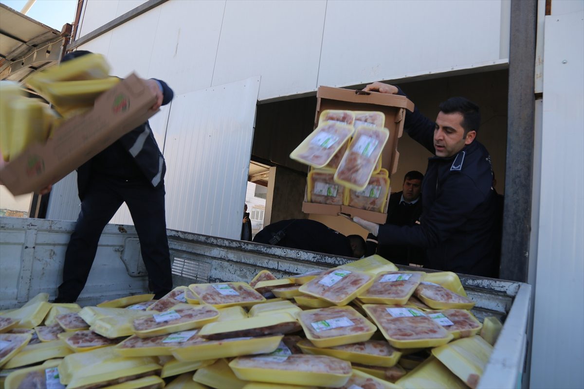 Şanlıurfa'da son kullanma tarihi geçmiş 7 ton tavuk eti ele geçirildi