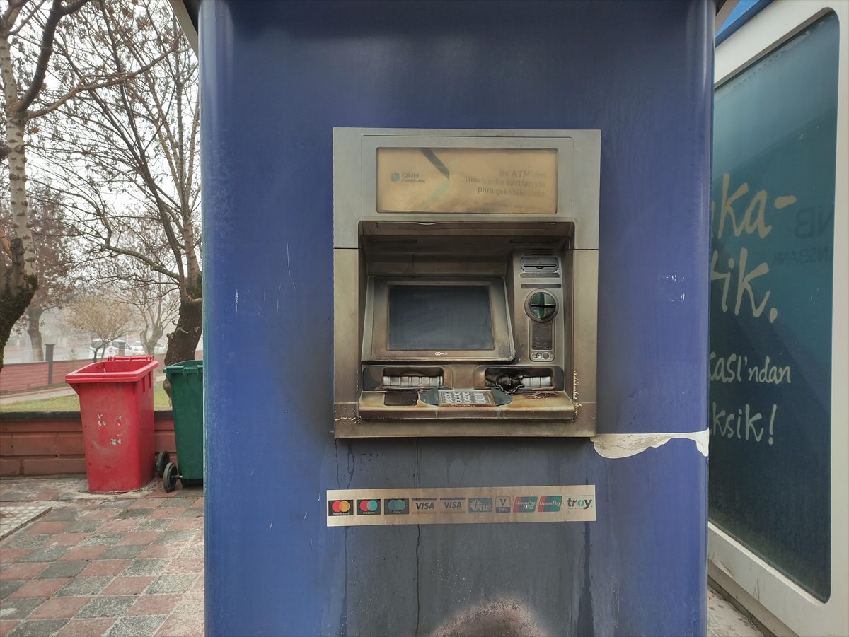 GÜNCELLEME – Siirt'te 5 banka ATM'si kundaklandı