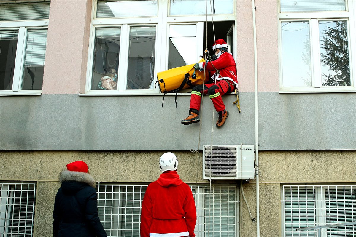 Sırbistan'da Noel Baba kostümü giyen arama kurtarma ekipleri çocukları eğlendirdi