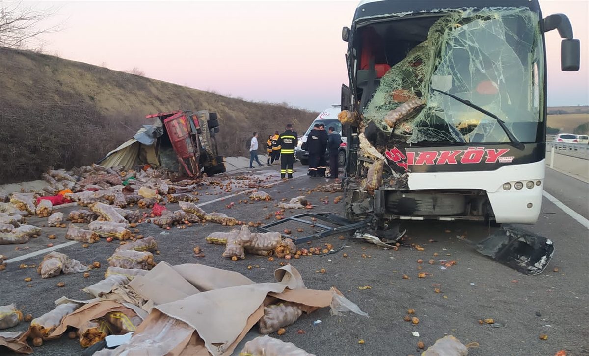 Tekirdağ'da otobüsle kamyonun çarpışması sonucu 1 kişi öldü, 3 kişi yaralandı