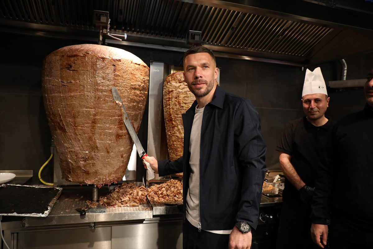 Ünlü futbolcu Lukas Podolski ile Türk ortağı Mangal Döner'in 22'nci şubesini açtı