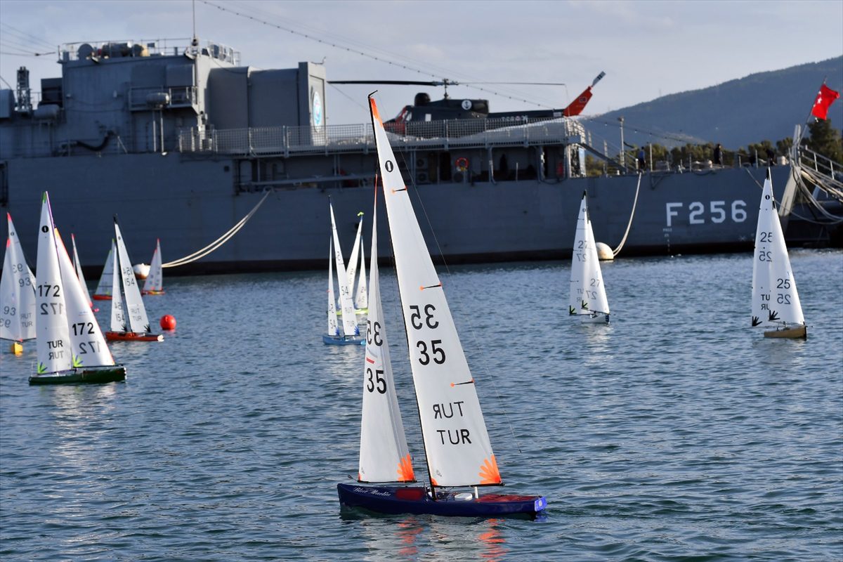 Uzaktan kumandalı model yelkenli yarış tekneleri Türkiye şampiyonası, İzmir'de yapıldı