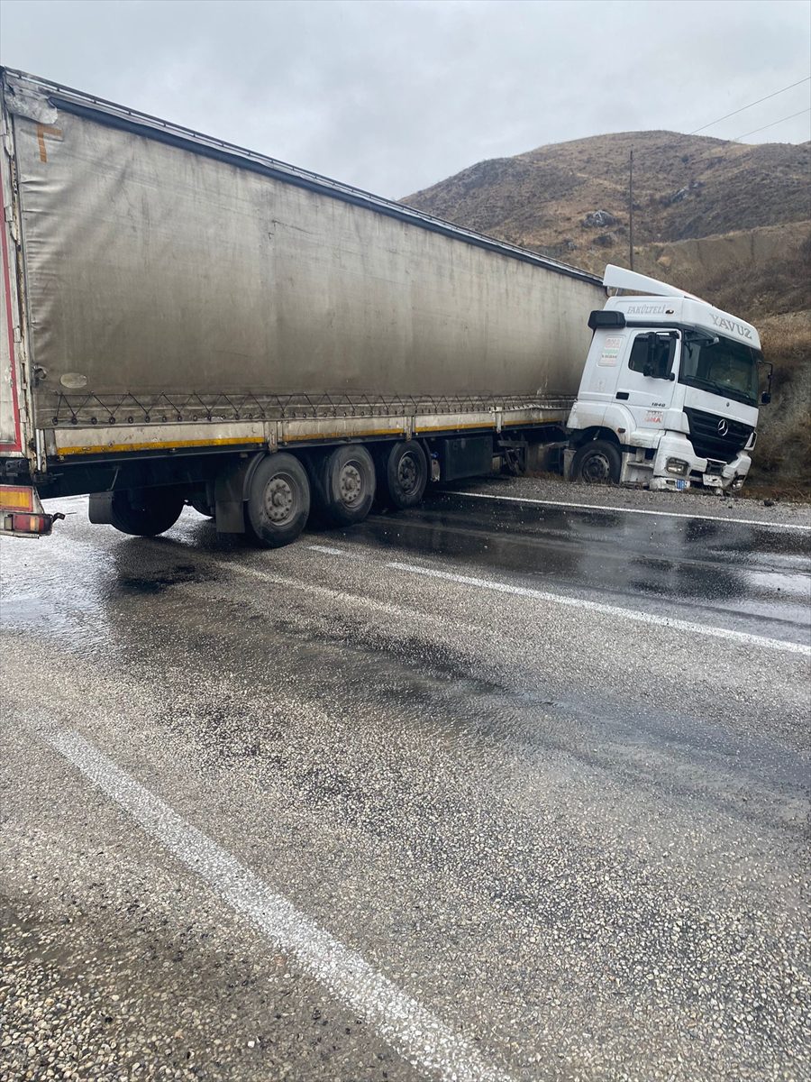 Yolda makas atan tır nedeniyle Çorum-Yozgat kara yolu 1,5 saat ulaşıma kapandı