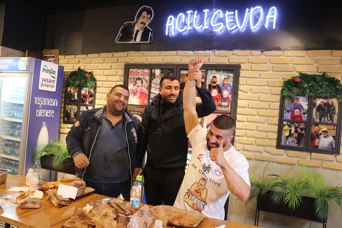Adana'da acılı tost yeme yarışmasını Avustralyalı katılımcı kazandı
