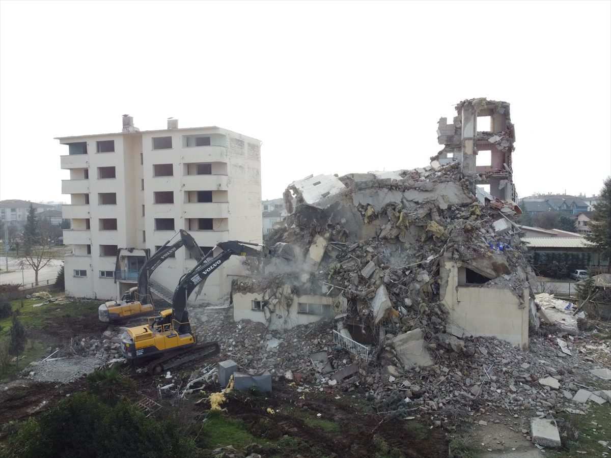Düzce'de depremde ağır hasar gören 2 lise lojmanı yıkılıyor