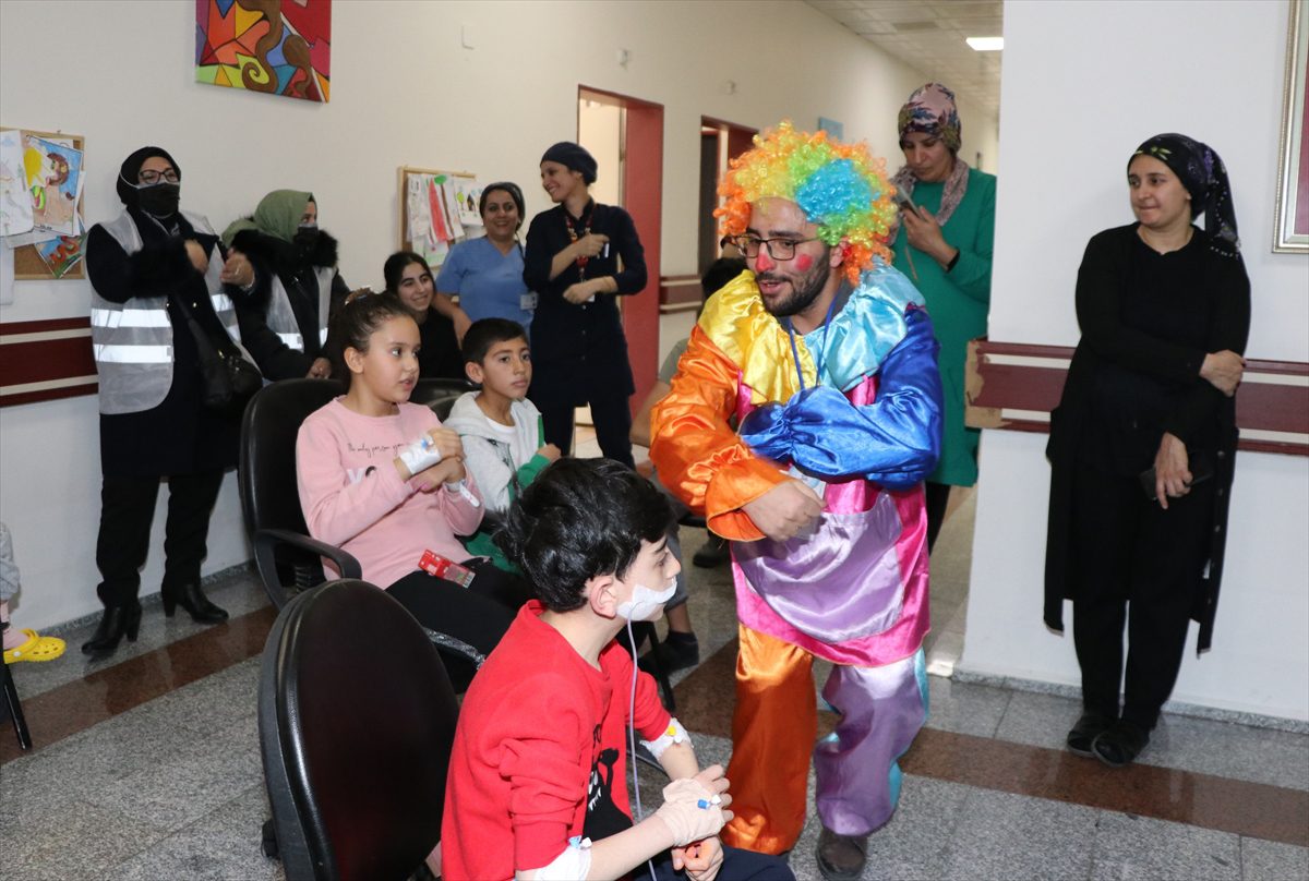 Erzurum’da hastanede yatan çocuklar palyaçolu sürprizle moral buldu