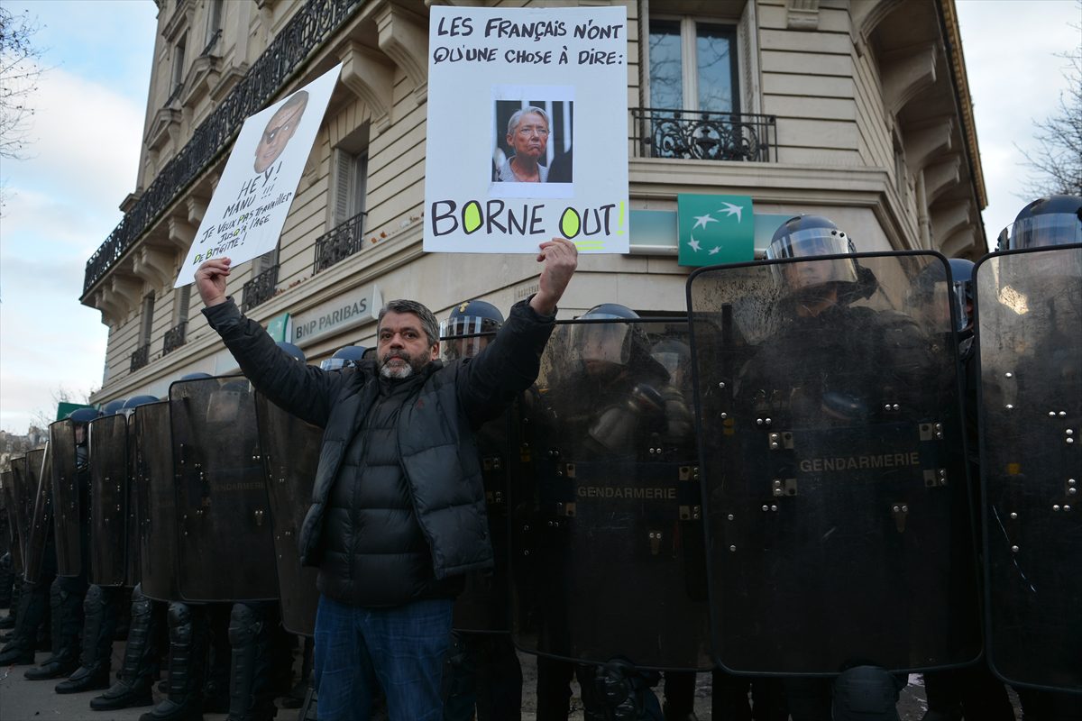 Fransa'da tartışmalı emeklilik reformu karşıtı grev ve gösteriler başladı