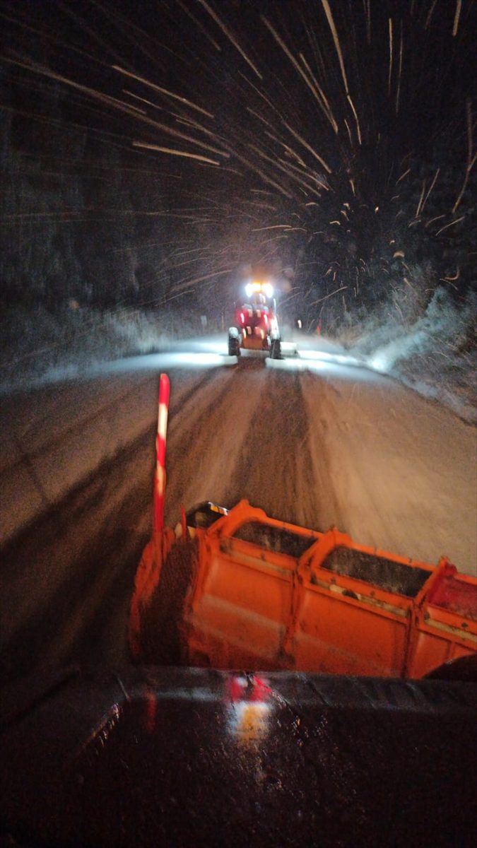 İnegöl-Domaniç kara yolunda kar yağışı ulaşımda aksamaya neden oldu
