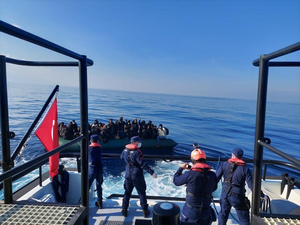 İzmir açıklarında 113 düzensiz göçmen kurtarıldı, 37 göçmen yakalandı