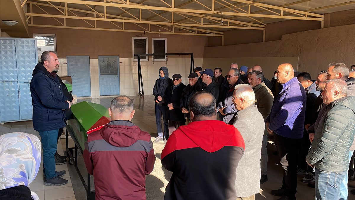 İzmir'deki vinç kazasında ölen Ümit Kara'nın cenazesi, memleketi Çorum'da defnedildi
