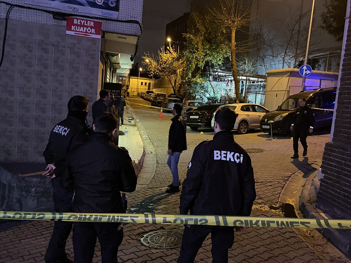 Kağıthane'de üç kişi silahla vurularak yaralandı