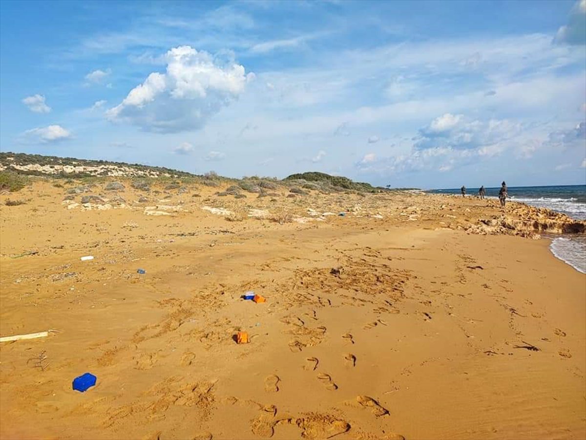Kıbrıs'ta iki haftadır kıyılara vuran uyuşturucu paketlerinin kaynağı araştırılıyor