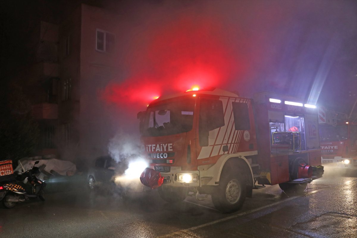 Kocaeli'de market deposunda çıkan yangın söndürüldü
