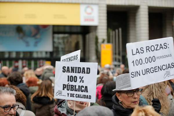 Madrid’de sağlık çalışanları, kamu sağlık hizmetlerini savunmak için gösteri yaptı