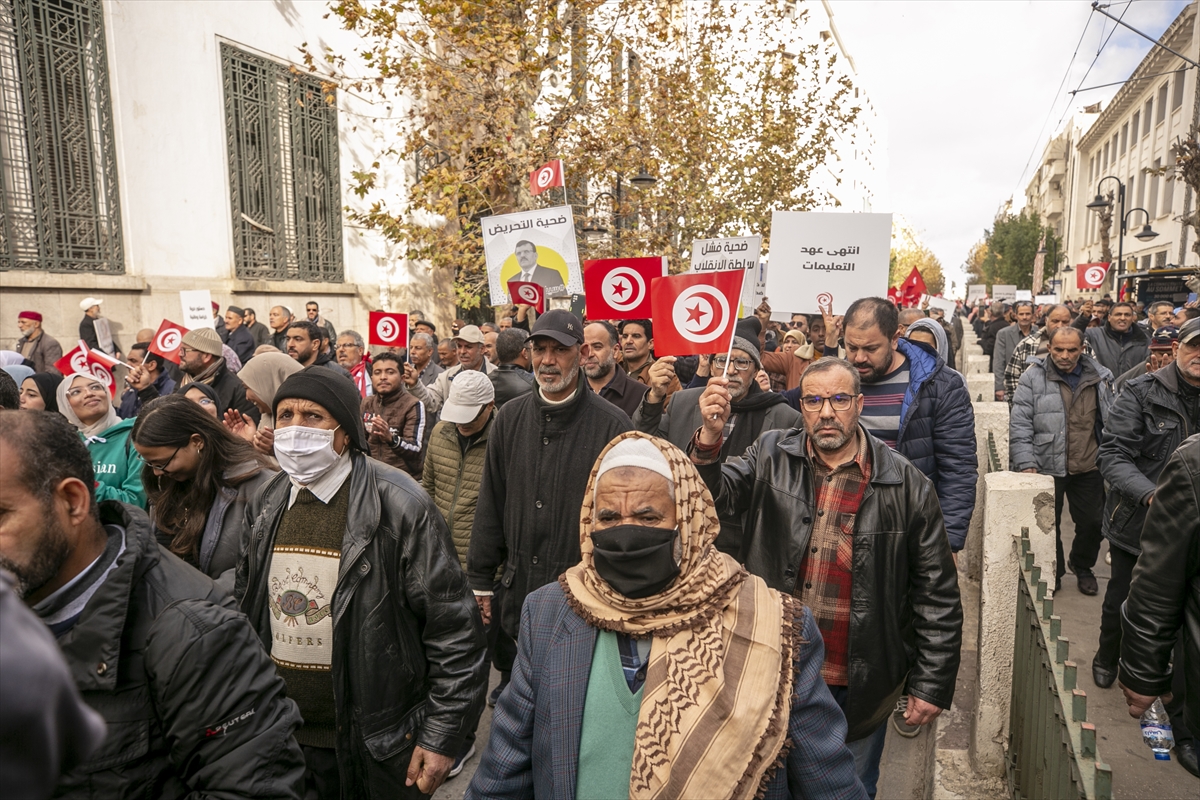 Tunus Devrimi'nin 12. yıl dönümünde Cumhurbaşkanı Said'in kararları protesto edildi