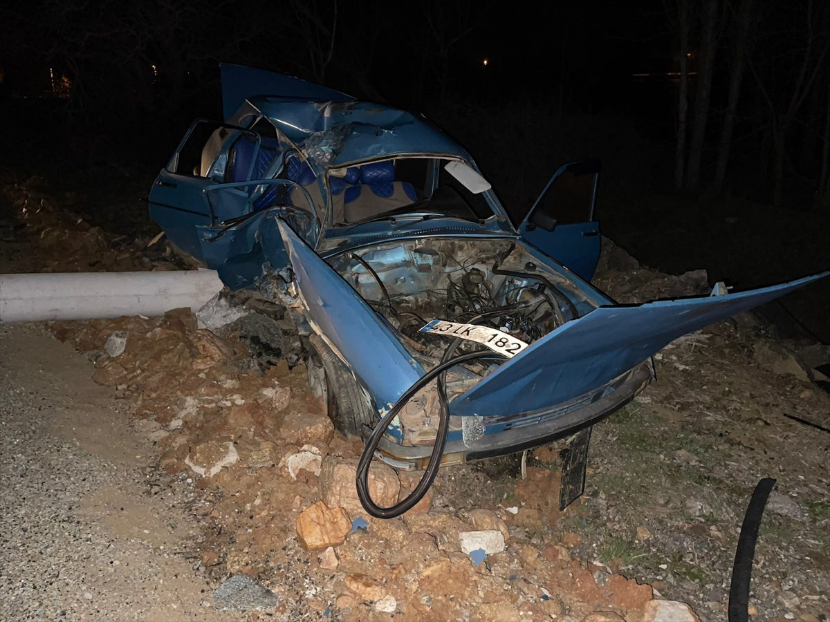 Uşak'ta beton elektrik direğine çarpan otomobilin sürücüsü öldü