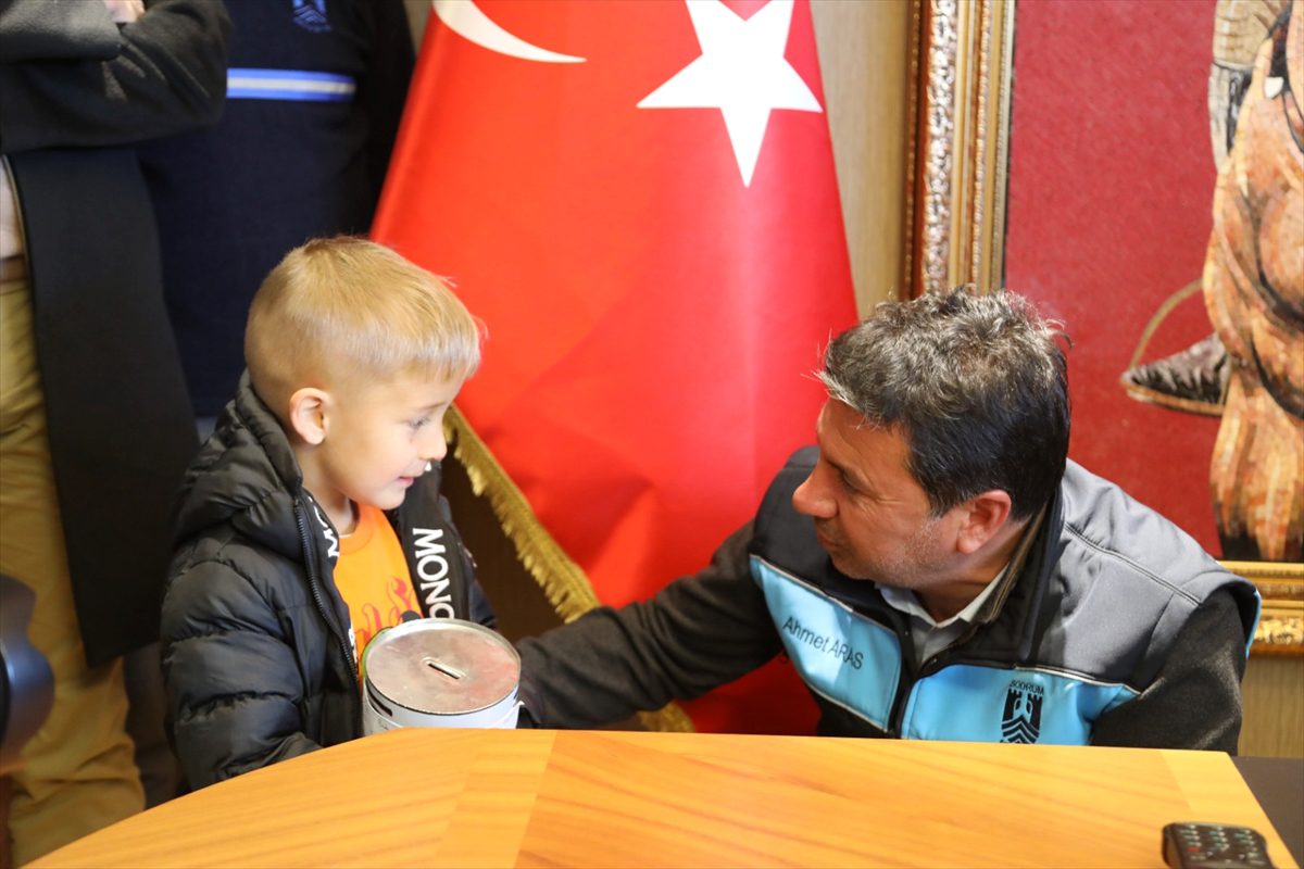 Bodrum’da 5 yaşındaki Mehmet Ege depremzedelere kumbarasındaki parayı bağışladı