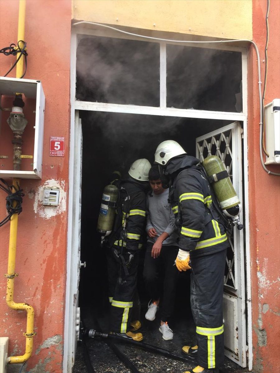 Burdur'da yangın çıkan binada mahsur kalan 7 kişi kurtarıldı