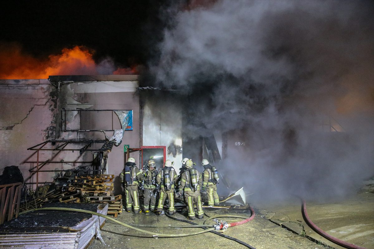 GÜNCELLEME – Çatalca'da bir fabrikada çıkan ve yandaki fabrikaya da sıçrayan yangın söndürüldü