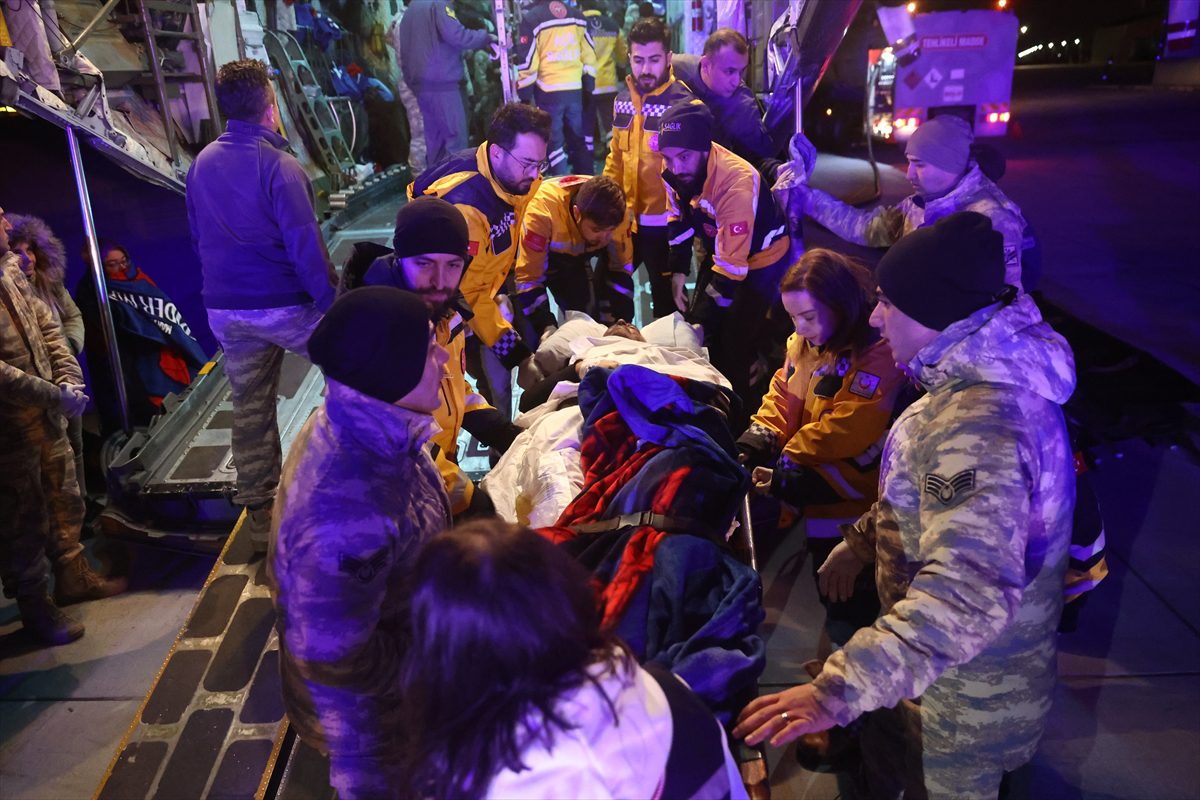 Depremde yaralanan 47 kişi TSK'nın kargo uçağıyla İstanbul'a getirildi