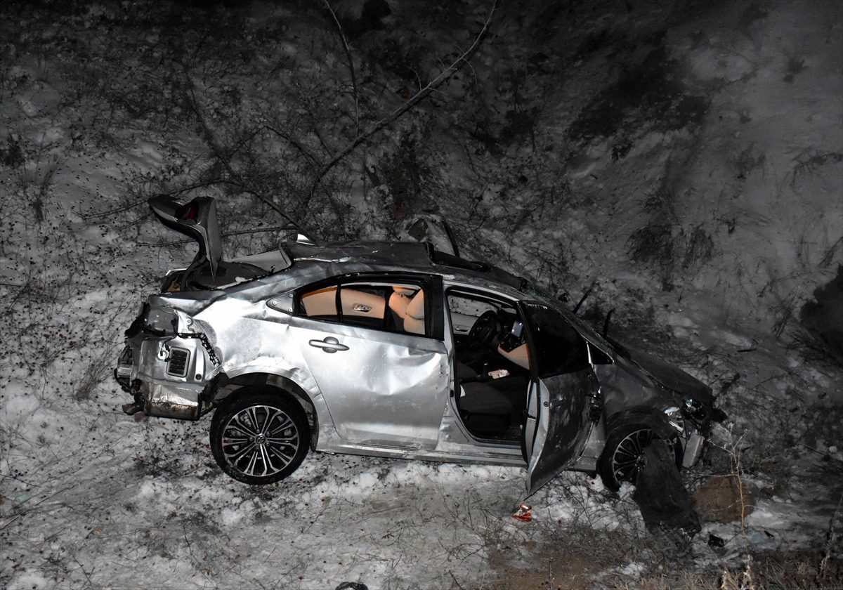 Depremzedelerin bulunduğu otomobilin şarampole devrildiği kazada 6 kişi yaralandı
