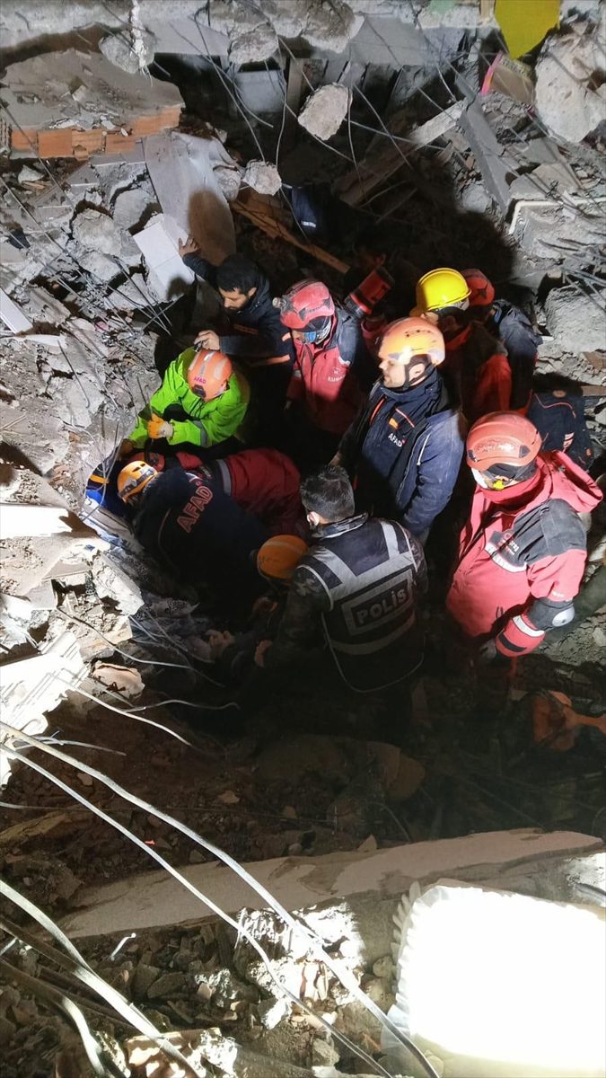 Diyarbakır'da yıkılan binanın enkazından 122 saat sonra bir kadın kurtarıldı