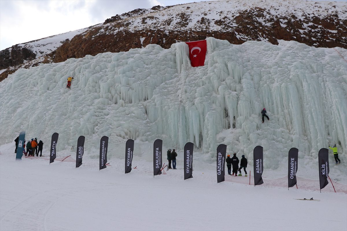 Erzurum’da depremlerde hayatını kaybedenler için buz tırmanışı yapıldı