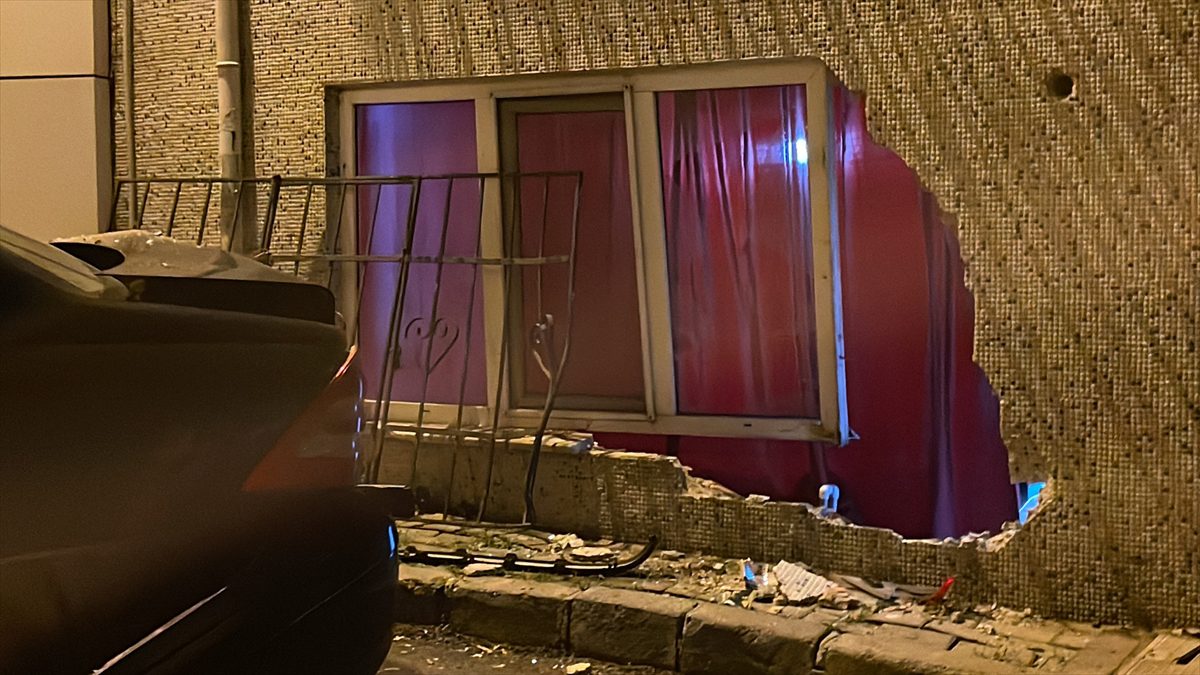 Fatih'te el freni çekilmeyen otomobil yokuştan kayarak 3 otomobil ile bina duvarına çarptı