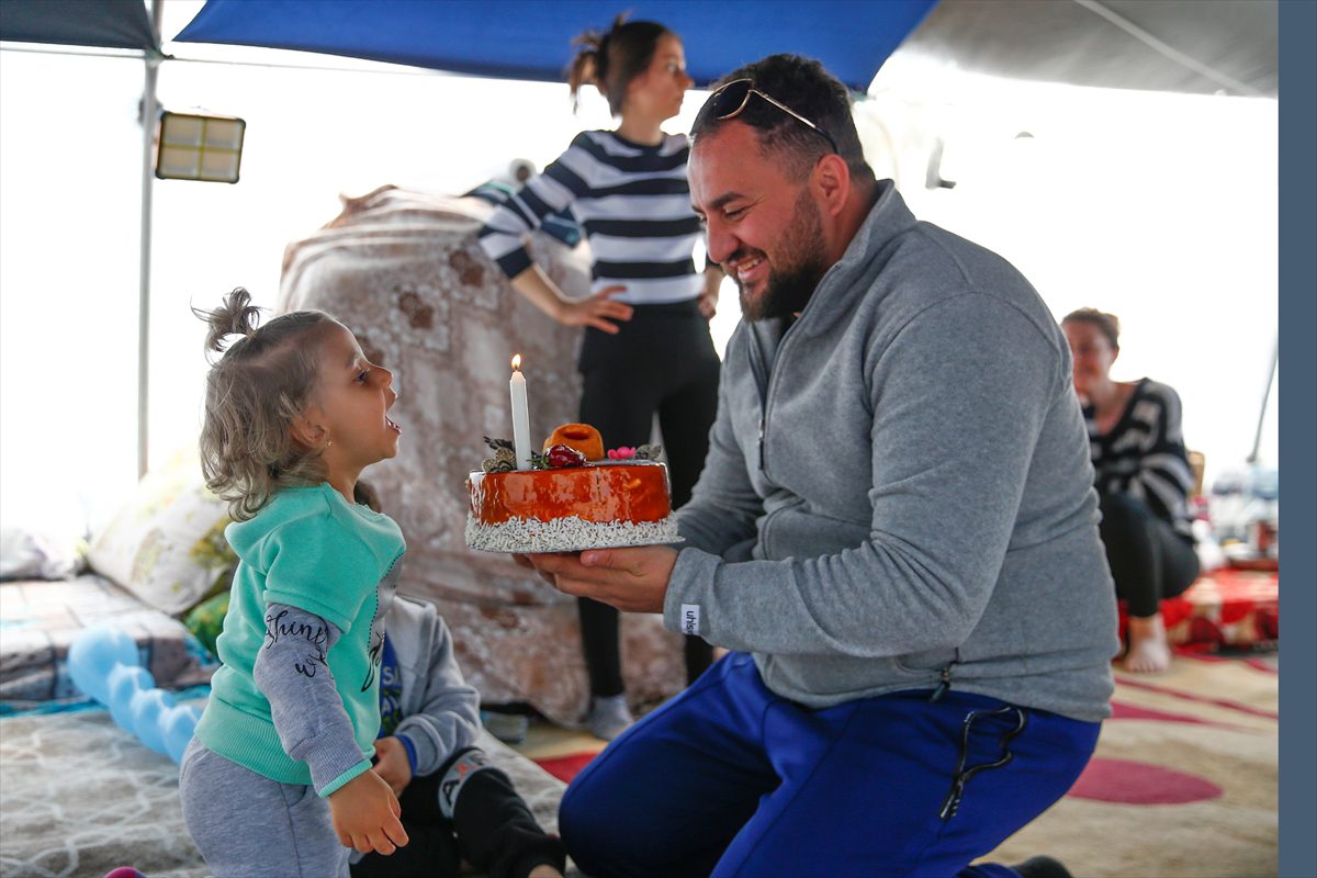 Hatay’da çadır kentte kalan çocuğun doğum günü pastası Kayseri’den geldi