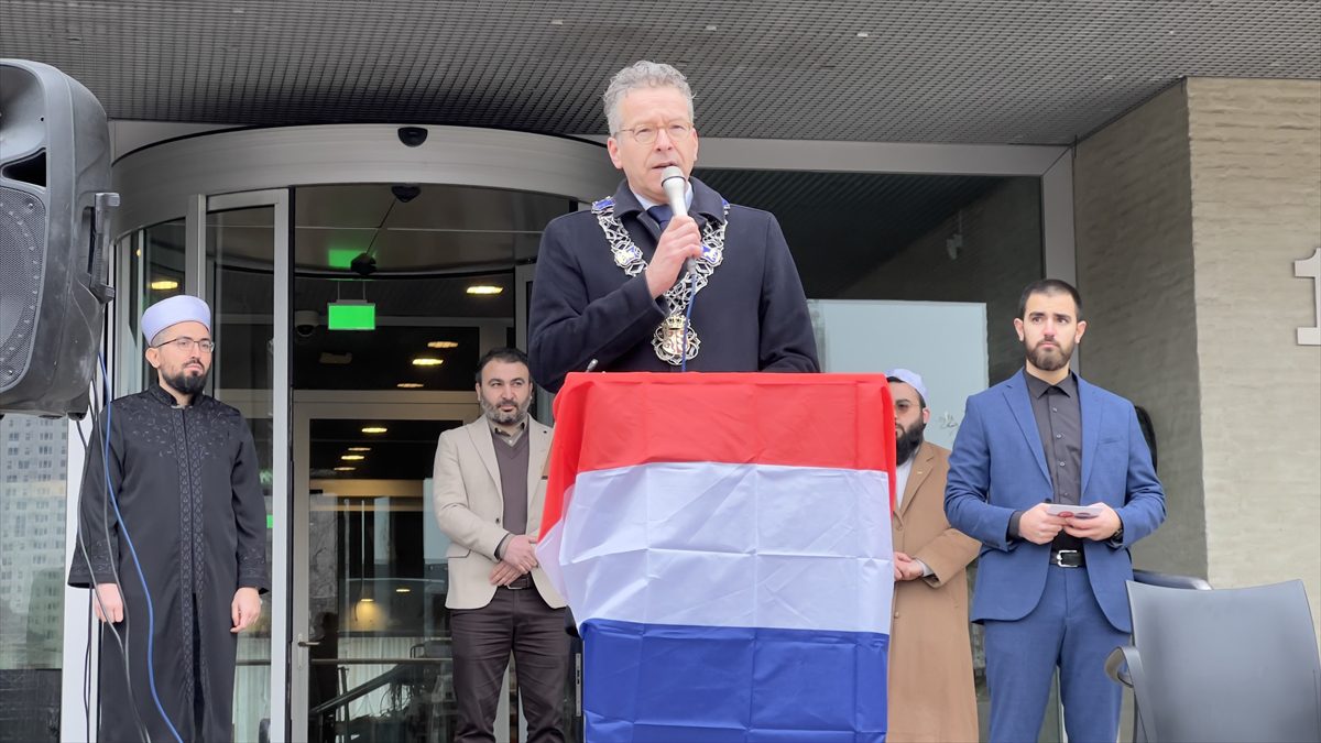 Hollanda’da, Türkiye'deki depremzedeler için anma ve dayanışma günü düzenlendi