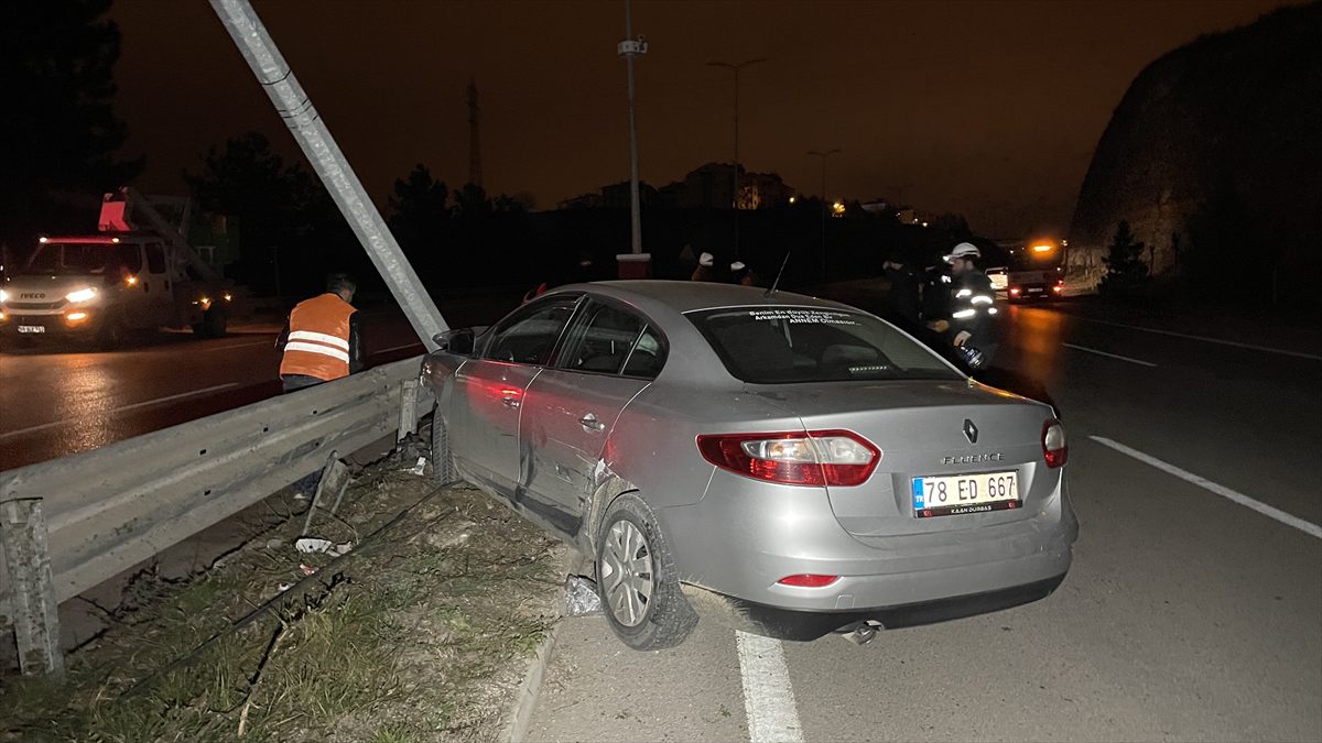 Karabük'te aydınlatma direğine çarpan otomobildeki 5 kişi yaralandı