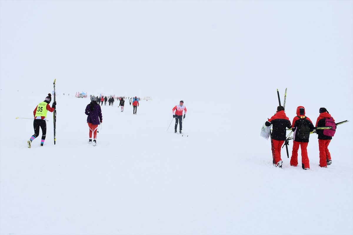 – Kayaklı Koşu Eleme Yarışması, Yüksekova’da kar altında başladı